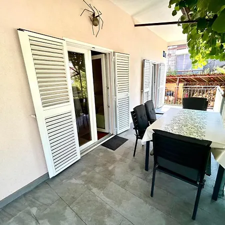 Ugrin With Terrace Apartment Rovinj